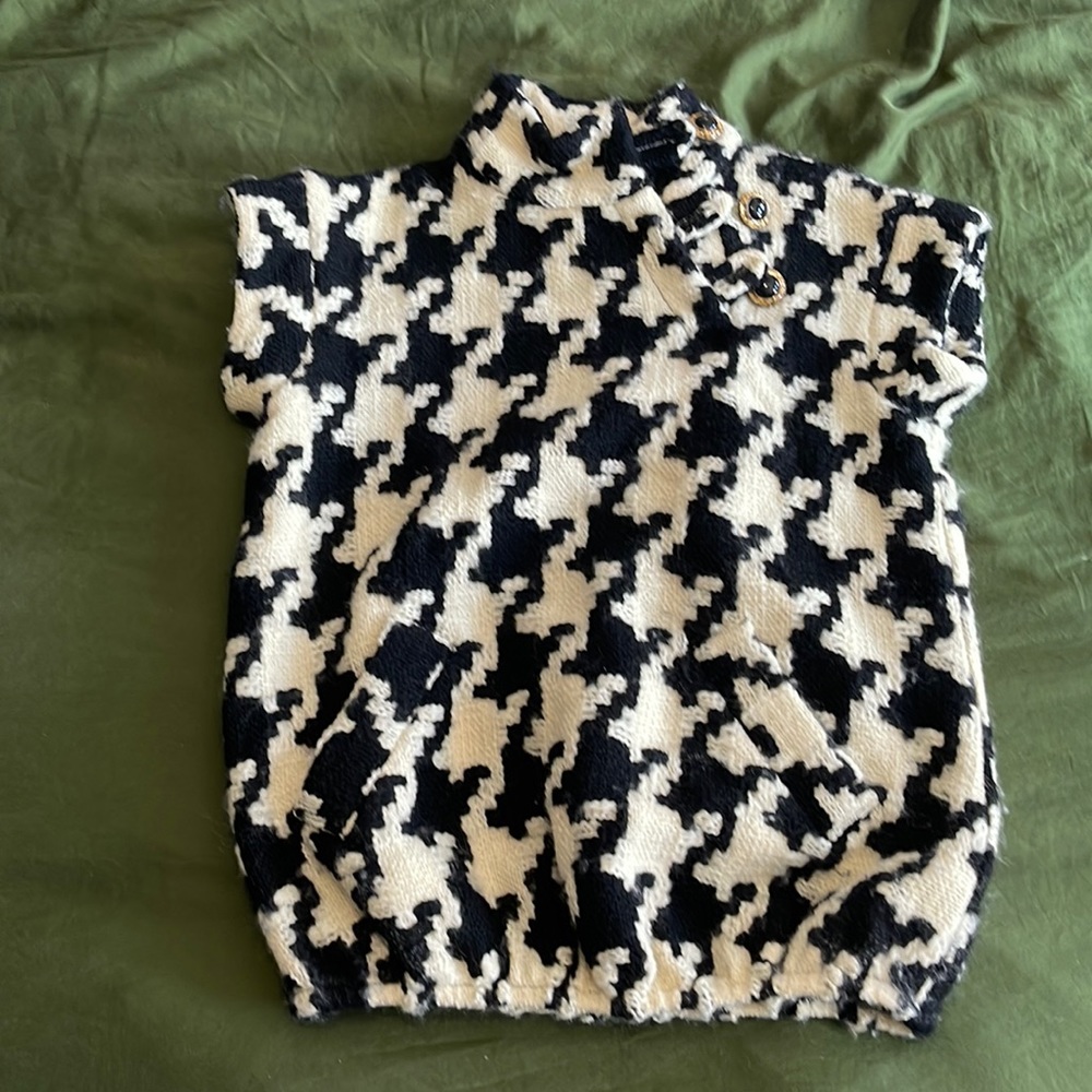 Hunter Dixon short sleeve houndstooth sweater
